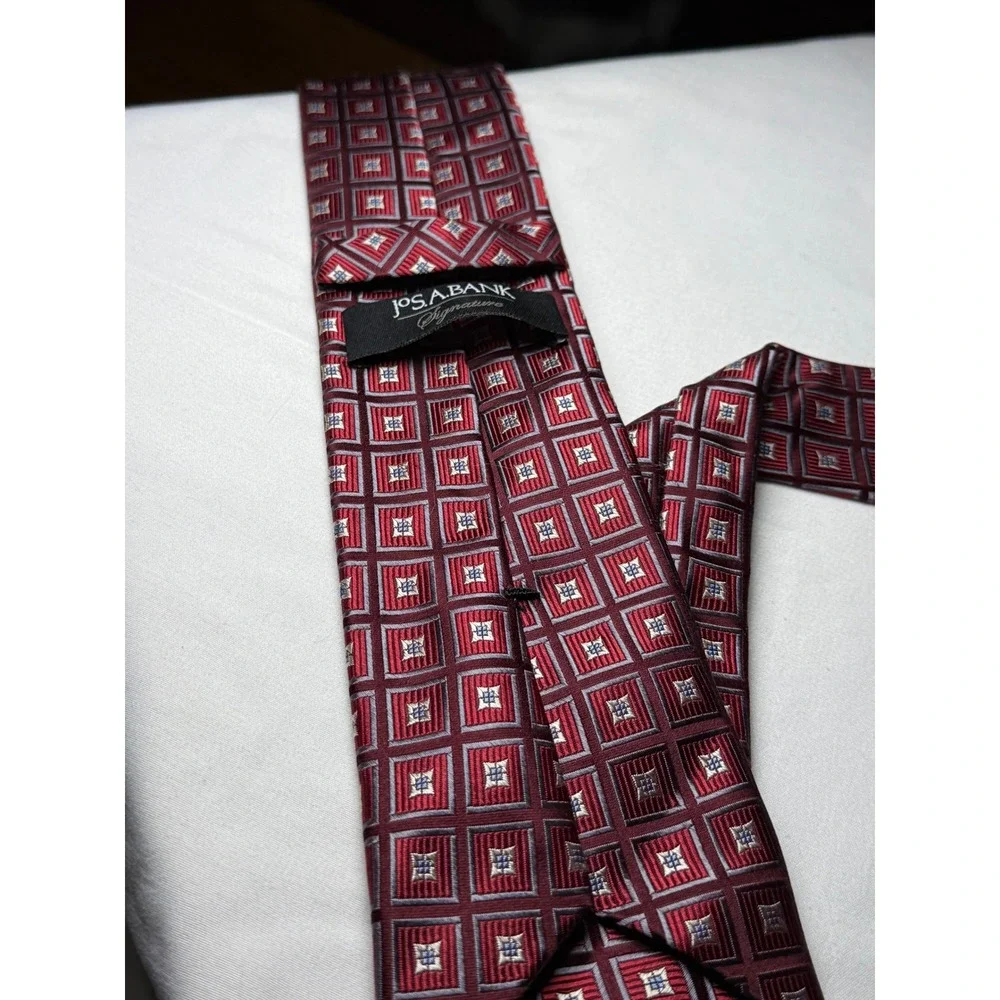 JOS A BANK Signature Silk Geometric Pattern Burgundy‎ Mens Necktie